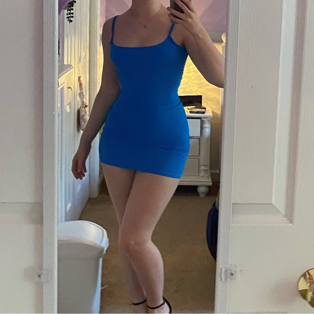 SKIMS BLUE FITS EVERYBODY SLIP DRESS
RARE ALL OUT OF STOCK!!!